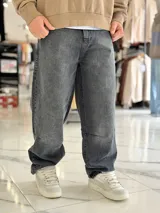 Pantalón de jean baggy color celeste claro, de corte ancho y estilo urbano.