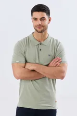 Remera polo de manga corta en color azul melange, con cuello camisero, cierre frontal de dos botones y pequeño bordado en el pecho.