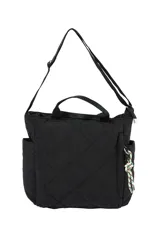 Bolso tipo shopper negro con diseño acolchado en forma de rombos. Cuenta con doble asa fija, correa regulable extraíble, bolsillos laterales y un bolsillo trasero con cierre. Incluye un pequeño aplique decorativo en el frente.