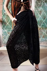 Babucha de encaje negro con diseño de terciopelo, de corte holgado y estilo envolvente con lazo de ajuste en la cintura.