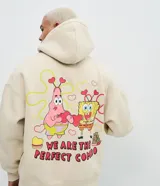 Buzo con capucha de corte boxy, color beige, con bolsillo canguro frontal y estampa bordada de Bob Esponja y Patricio en el pecho. Presenta puños y cintura acanalados, y cordones ajustables en la capucha.