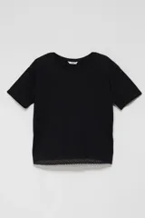 Remera manga corta de color negro con detalle de encaje broderie en el borde inferior.