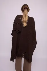 Ruana tejida en lana merino color ladrillo, con textura de punto grueso.