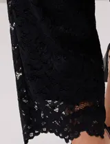 Pantalón de encaje negro con forro interno a tono, corte recto y pretina ancha elastizada.