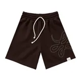 Bermuda estilo baggy de algodón color marrón oscuro, con cintura elástica y cordón blanco. Presenta un gran logo estampado en tono gris claro en la pierna derecha.