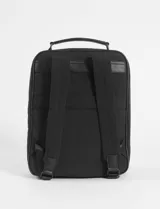 Mochila porta laptop color verde oliva, con múltiples compartimentos frontales con cierre y manija superior reforzada. Presenta detalles de ribetes en color negro y logo metálico en la parte inferior.