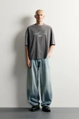 Jeans balloon fit de corte relajado y tiro medio, confeccionados en denim de algodón con efecto lavado y diseño clásico de cinco bolsillos.