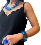 Pulsera rígida de resina azul y gris translúcido.
