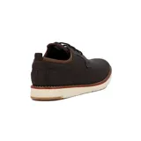 Zapato casual acordonado color café, con diseño de paneles combinados en cuero y textil, y suela de goma blanca con detalle de línea roja.