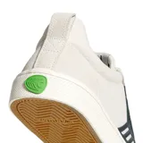 Championes urbanos Cariuma Catiba Pro, color blanco con detalles en negro y verde.