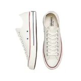 Championes Converse Chuck 70 color crema con detalles en rojo y azul en la suela.