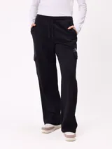 Pantalon de jogging de corte recto con bolsillos tipo cargo laterales, cintura elástica con cordón ajustable y logo bordado en la pierna.