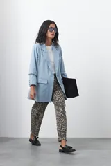 Blazer de jean color celeste con silueta recta y corte sastrero. Presenta solapas clásicas, cierre frontal con botón forrado, bolsillos con tapa y detalle de botones forrados en los puños.