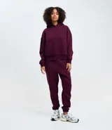 Pantalón jogger de corte holgado, confeccionado en tejido fleece color beige. Presenta cintura elástica, bolsillos laterales y puños ajustados en el bajo.