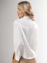 Camisa blanca de manga larga con bordado de encaje en el frente y mangas semi abullonadas.