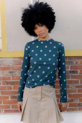 Remera de manga larga verde oscuro con estampado de lunares violetas, confeccionada en algodón elastizado.