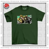 Remera verde militar de manga corta, con cuello redondo y estampado frontal inspirado en el anime Jojo's Bizarre Adventure.