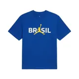 Remera Air Jordan de manga corta y cuello redondo, color azul, con diseño gráfico estampado en el frente que dice "BRASIL" integrando el logo Jumpman en color amarillo en lugar de la letra "A".