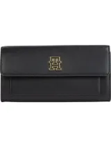 Billetera grande Tommy Hilfiger negra con acabado granulado, cierre de solapa magnético, múltiples ranuras interiores para tarjetas, bolsillo exterior con cremallera e insignia del monograma TH en la solapa.