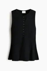 Chaleco negro de punto acanalado, sin mangas, con cuello redondo y cierre frontal de botones. Presenta un diseño entallado con bajo en peplum.