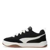Championes Puma modelo Park Lifestyle Street, de estilo urbano inspirado en el skate. Presentan una base de color negro con detalles en blanco, confeccionados con una combinación de materiales sintéticos y superposiciones de gamuza. Cuentan con cordones gruesos, entresuela blanca y suela de goma color caramelo.