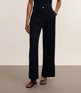 Pantalón wide de cintura baja color azul marino, confeccionado en crepé con doble traba en la cintura, cierre tradicional y frisos.