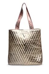 Bolso tipo tote de diseño acolchado con costuras en forma de V, acabado metalizado dorado. Cuenta con correas de hombro de cinta con el logo de la marca estampado.