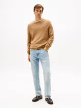 Sweater de Tommy Hilfiger color beige con rayas horizontales texturizadas, cuello redondo, puños y bajo de punto canalé, logo bordado en el pecho.