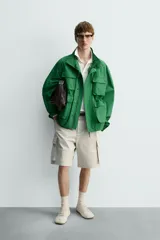 Bermuda cargo de algodón color beige claro, con corte relajado, bolsillos laterales de parche con solapa y bolsillos traseros de vivo.