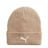 Gorro tipo beanie de punto acanalado en color beige, con vuelta en el borde y logo de Puma bordado en blanco en la parte frontal.