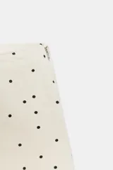 Shorts mini de tiro medio con estampado de lunares, corte ajustado y cierre lateral con cremallera.