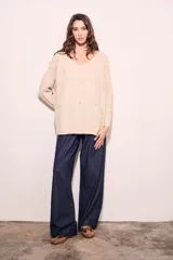 Sweater beige con cuello en V y mangas largas.