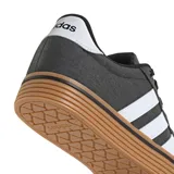 Championes urbanos Adidas Daily 4.0, color negro con las tres tiras laterales en blanco y suela de goma color caramelo. Presentan capellada de tela con cordones negros y diseño de plataforma baja.