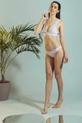 Conjunto de bikini color lila, compuesto por un corpiño de escote en V con tirantes anchos y una bombacha de corte clásico.