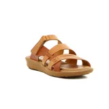 Sandalias de cuero color suela y marrón, con diseño de tres tiras cruzadas en el empeine y tira ajustable con velcro en el talón. Cuenta con suela plana y cómoda.