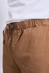 Bermuda color verde militar con cintura ajustable con cordón.