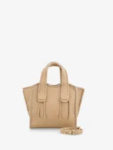 Cartera color beige de cuero con asa corta y correa larga, contiene un mini neceser desmontable.