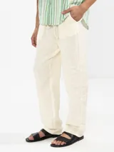 Pantalón de lino premium con corte recto y fit relajado. Presenta cintura elástica con cordón de ajuste, bolsillos laterales y bolsillo trasero.