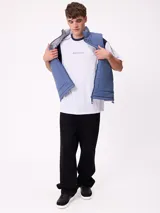 Chaleco reversible de nylon con diseño acolchado, cuello alto y cierre frontal. Cuenta con un bolsillo con cierre en el pecho y bolsillos laterales, además de una etiqueta con el logo de la marca.