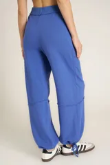 Pantalón de jogging azul de tejido de rizo suave con cintura alta elastizada, bolsillos laterales, costuras expuestas y lazo en el tobillo.