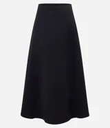 Pollera midi evasé negra, confeccionada en bengalina, con un recorte horizontal en la parte delantera.