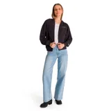 Buzo negro con capucha, cierre frontal y bolsillos tipo canguro.