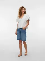 Bermuda de jean tiro medio, calce holgado y largo a la rodilla, con lavado stonewash. Cuenta con cierre, botón, bolsillos delanteros, traseros y bolsillo monedero.
