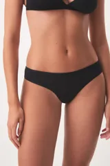 Culotte negro de tiro medio confeccionado en poliamida con elastano, con forro interior de algodón.