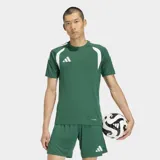 Remera deportiva Adidas Tiro 26 League de color verde con detalles en blanco en los hombros. Presenta un diseño de corte ajustado, cuello redondo y el logo de la marca estampado en el pecho.