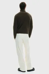Polera de punto texturizado en color marrón oscuro, con cuello alto acanalado y puños y bajo con terminación acanalada. Presenta un corte estándar.