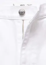 Jeans de corte slim y tiro medio en color blanco, confeccionados en denim de algodón elástico con diseño de cinco bolsillos, trabillas para cinturón y cierre frontal con cremallera y botón.