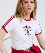 Remera blanca de algodón con estampa frontal de Mickey Mouse y detalles en color rojo en cuello y mangas. Presenta un diseño ajustado con líneas laterales en las mangas.