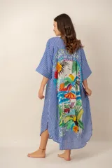 Vestido largo azul marino con estampado floral multicolor, cuello en V con cierre frontal parcial de botones y mangas cortas holgadas.
