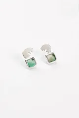 Par de aros plateados con piedra cuadrada color verde.